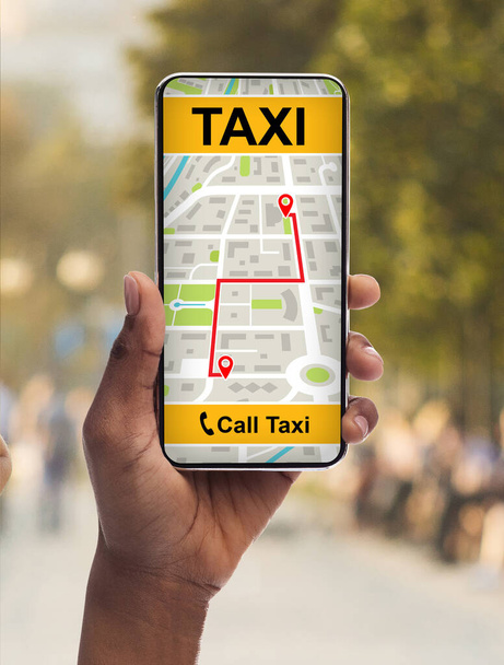 Czarna pani trzyma smartfon z interfejsem aplikacji taxi - Zdjęcie, obraz