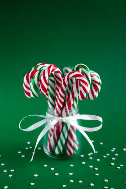 キャンディカンとクリスマス垂直背景 - 写真・画像