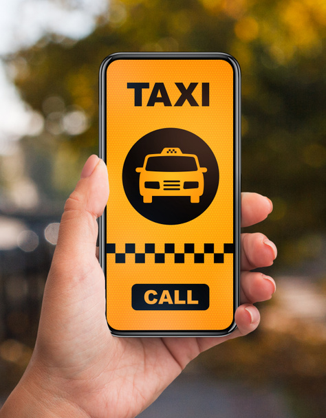 タクシーアプリインターフェース付きスマートフォンを持つ女性 - 写真・画像