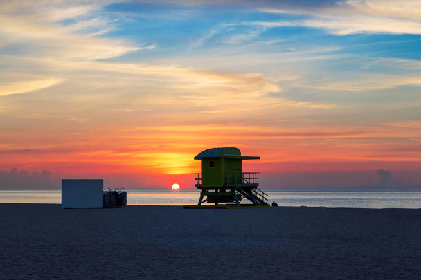 Belle plage de Miami au lever du soleil et tour de garde-vie, South Miami Beach, Floride. - Photo, image