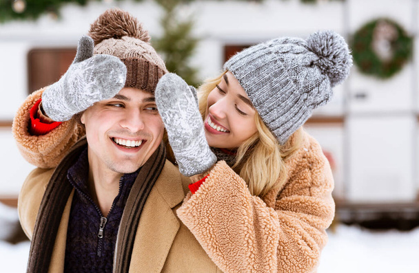 Портрет романтичної молодої пари, яка веселиться протягом зимового дня - Фото, зображення