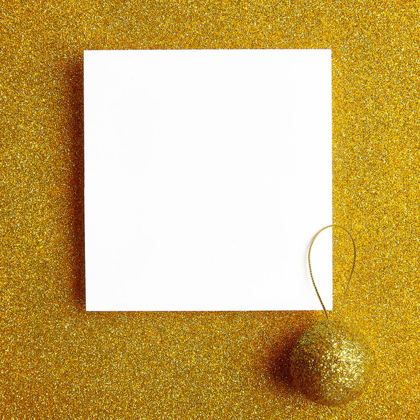 Altın arkaplanda yeni yıl tebrik kartı - Fotoğraf, Görsel