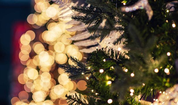 Fondo de Navidad. Ramas de abeto decoradas con fondo borroso y brillante. Navidad, invierno, concepto de año nuevo. - Foto, imagen