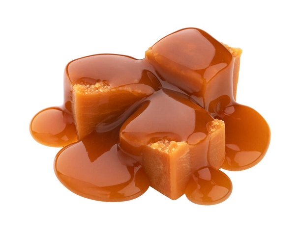 Caramelo de caramelo con salsa de caramelo aislado sobre fondo blanco - Foto, imagen
