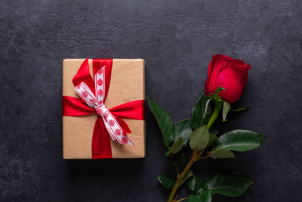 Red rose flower and gift box on black stone background Valentine's day greeting card Copy space Flat lay - Foto, Imagen