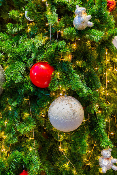 Cerrar decoración de Navidad en el árbol de Navidad. Bola de Navidad sobre fondo de textura. - Foto, imagen