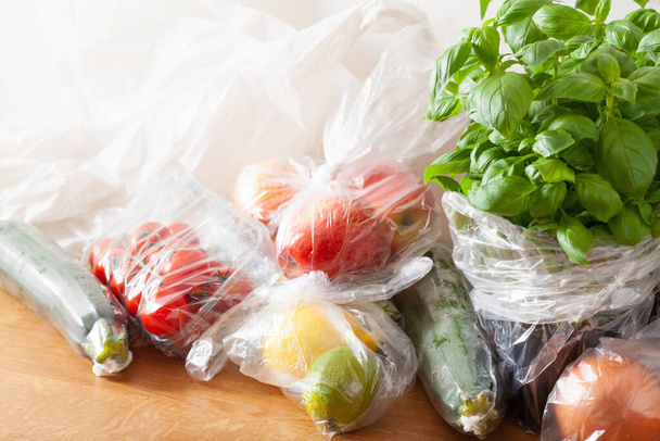 έκδοση πλαστικών αποβλήτων μιας χρήσης. φρούτα και λαχανικά σε πλαστικές σακούλες - Φωτογραφία, εικόνα