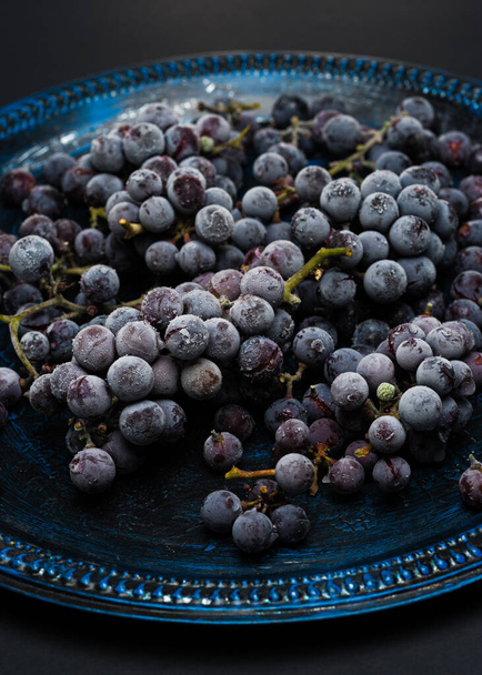 niebieskie winogrona z mrozem na niebieskiej tacy - Zdjęcie, obraz