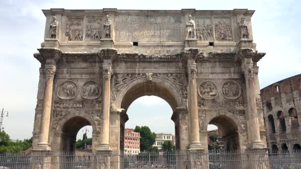 Arch of Constantine Symbol římské říše v Římě Itálie.Arch of Constantine je triumfální oblouk v Římě věnovaný císaři Konstantinovi Velikému. Oblouk je postaven z cihlově obloženého betonu obloženého mramorem. Návrh tří zálivů  - Záběry, video