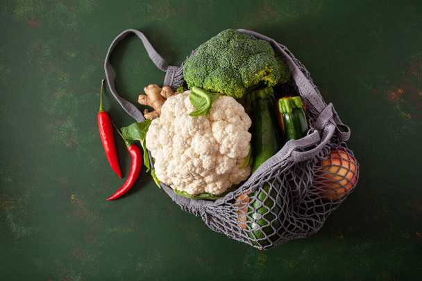 фрукти овочі в багаторазовому сітчастому бавовняному мішку, концепція без пластикових відходів
 - Фото, зображення