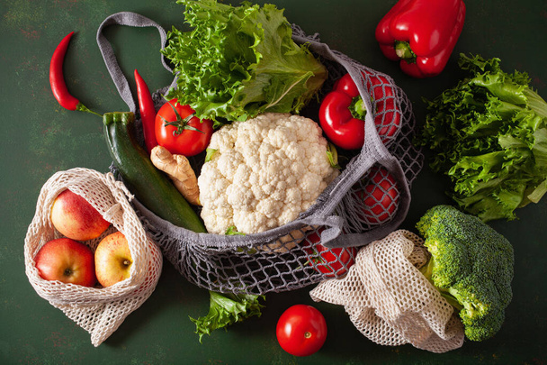 gyümölcsök zöldségek újrahasznosítható hálós pamutzsákban, műanyagmentes nulla hulladék koncepció - Fotó, kép