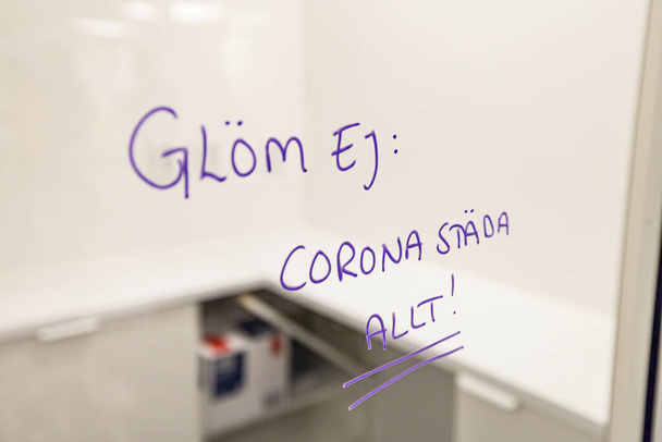 Sztokholm, Szwecja Znak w pokoju badań w biurze weterynaryjnym mówi po szwedzku: "Nie zapomnij Corona oczyścić wszystko." - Zdjęcie, obraz