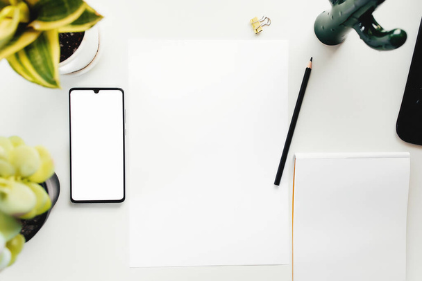 Smartphone na mesa branca, trabalho em casa, material de escritório - Foto, Imagem