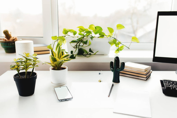 Smartphone σε λευκό τραπέζι, εργασία από το σπίτι, πράγματα γραφείου - Φωτογραφία, εικόνα
