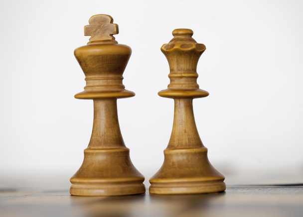 Re bianco di legno e pezzi di scacchi regina
 - Foto, immagini