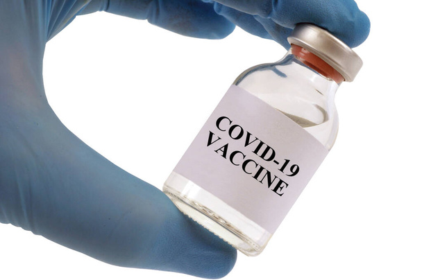 Koncept Covid-19 injekční lahvičky s vakcínou na bílém pozadí  - Fotografie, Obrázek