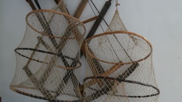 Δίχτυα ψαρέματος κρέμονται στον τοίχο της φάρμας. - Πλάνα, βίντεο