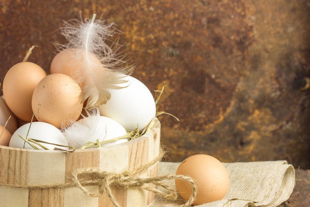 Huevos marrones crudos en tazón. Huevos en cáscaras - macro disparo con poca profundidad de campo - Foto, imagen