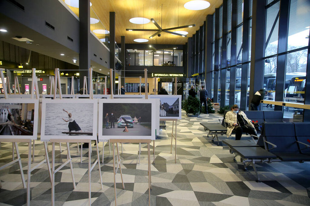Cuando se cerraron galerías y salas de exposiciones durante la pandemia, el fotoperiodista Algimantas Barzdzius organizó una exposición fotográfica en la sala de espera de la estación de autobuses de Kaunas. 02 12 2020 - Foto, imagen