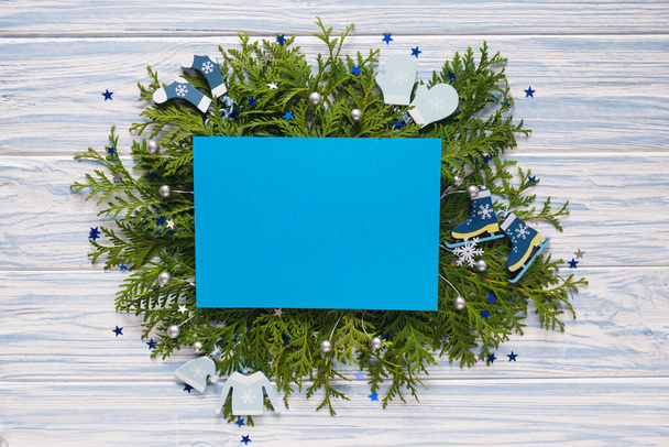 空のクリスマスカードとモミの枝。季節の挨拶のためのモックアップ. - 写真・画像