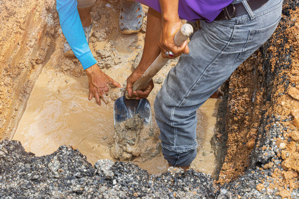 υδραυλικός σκάβουν κύριο υδραυλικό σωλήνα PVC επισκευή στο δρόμο - Φωτογραφία, εικόνα