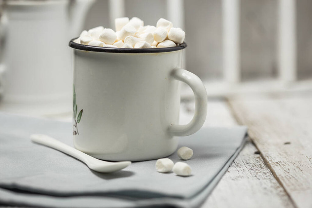xícara de chocolate quente com marshmallows no fundo de madeira - Foto, Imagem