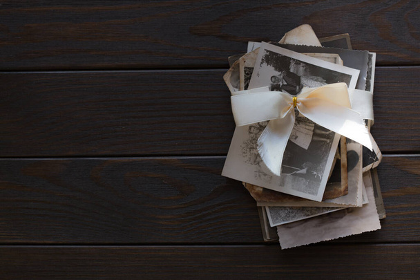 tarjeta de fotos de la familia sobre fondo de madera rústico turquesa con espacio para copiar. viejo libro y pila de libros sobre fondo de madera - Foto, Imagen