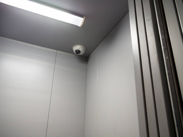 Valvontakamera on asennettu hissiauton kattoon - Valokuva, kuva