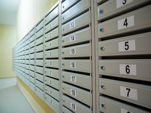 Parede com caixas de correio na entrada de um edifício alto - Foto, Imagem