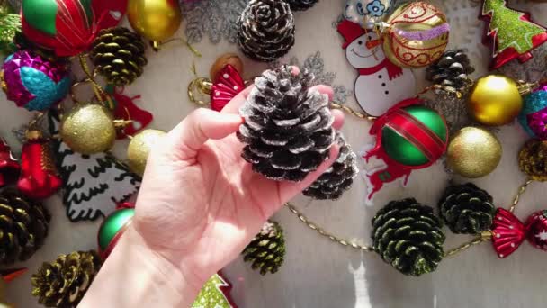 Vidro, plástico, decorações de árvore de Natal na mesa. Mãos de mulher. Close-up - Filmagem, Vídeo