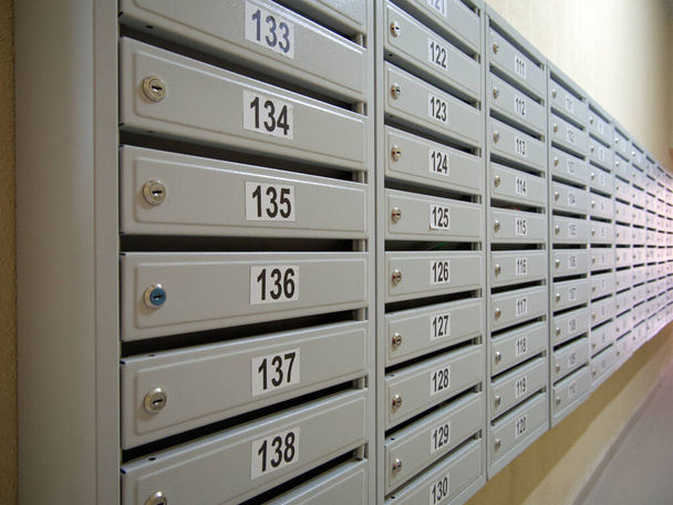 Rivi uusia postilaatikoita kuistin seinällä - Valokuva, kuva