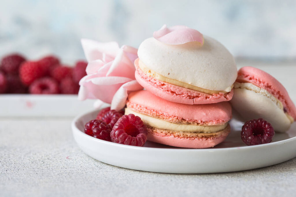 delicious french macarons with pink and white roses - Foto, imagen