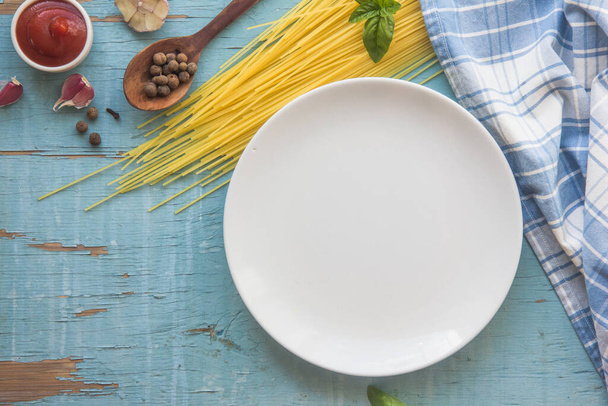 спагетти с пустой книгой рецептов на деревянном столе - Фото, изображение
