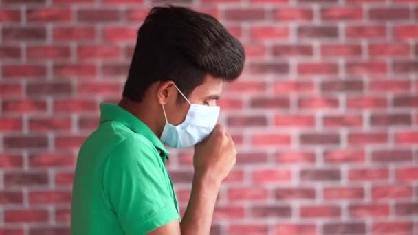  fiatal férfi sebészeti maszk köhögés és tüsszent közelről  - Felvétel, videó