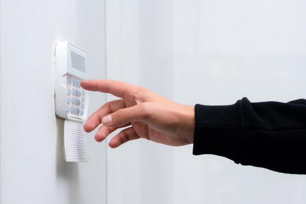 Bir dairenin, evin ya da iş yerinin alarm sistemine elle giriş şifresi. Lastik ve hırsıza karşı izleme ve koruma konsolu - Fotoğraf, Görsel