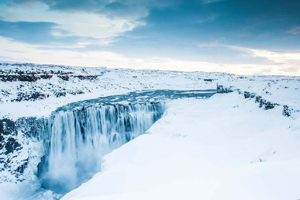 Один из самых мощных водопадов в Европе. Зимний пейзаж - Фото, изображение