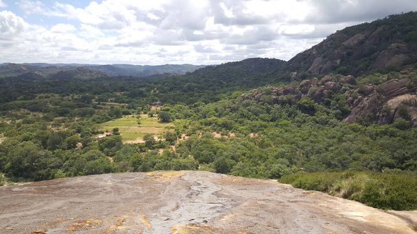 Hegyvidéki táj a zimbabwei Matobo Nemzeti Parkban - Fotó, kép