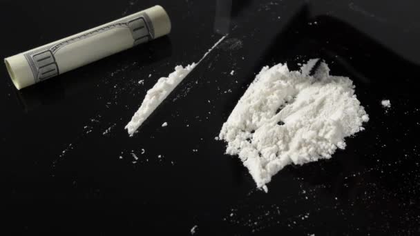 Tomador de drogas preparando cocaína en polvo para roncar, primer plano - Metraje, vídeo