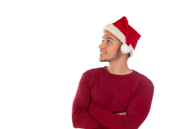 Африканский парень в рождественской шляпе, изолированный на белом  - Фото, изображение