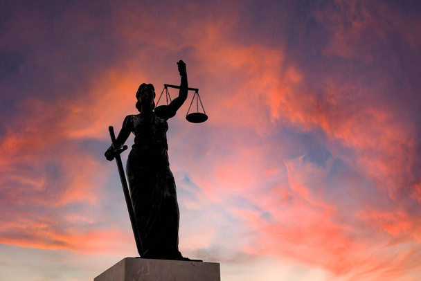 Turquía Izmir Cesmealti, estatua de bronce de la justicia - Foto, imagen