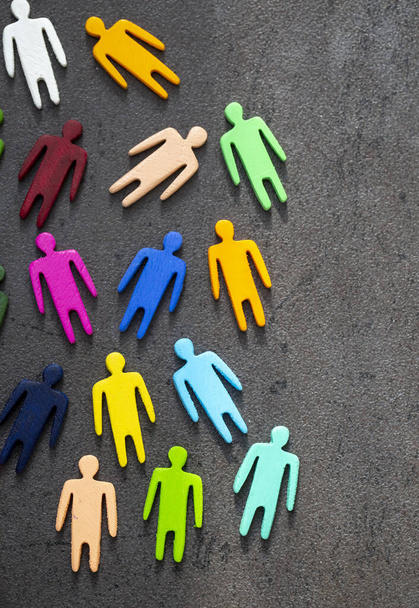 Concept gelijkheid en diversiteit. Meerkleurige houten beeldjes op een schoolbord. - Foto, afbeelding