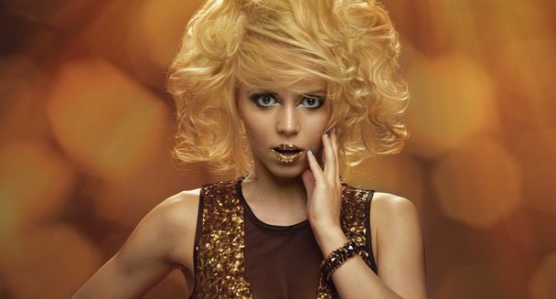 piękno portret kobiety z złoty makijaż i włosy blond - Zdjęcie, obraz