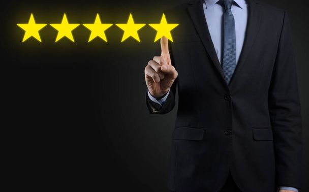Man käsi osoittaa viiden tähden erinomainen rating.pointing viiden tähden symboli lisätä luokitus company.Review, lisätä luokitus tai ranking, arviointi ja luokittelu käsite. - Valokuva, kuva