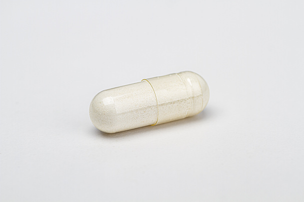 chiuso di una pillola trasparente piena di ingrediente bianco - Foto, immagini