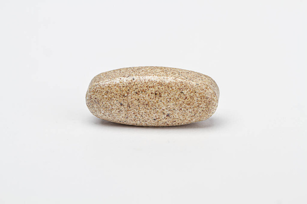 egybarna természetes kiegészítés tabletta fehér alapon - Fotó, kép