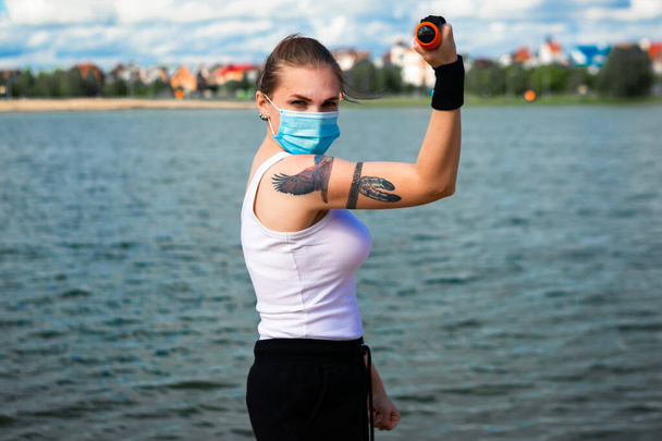 Nainen yllään kirurginen naamio tekee koulutusta rannalla, sepelvaltimovirus käsite - Valokuva, kuva