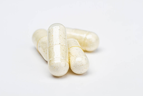 Pilas de píldora transparente llena de ingrediente blanco - Foto, Imagen