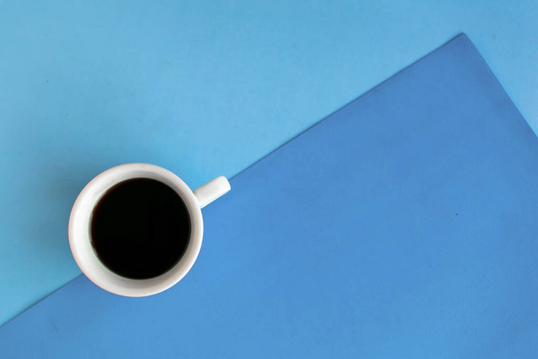 filiżanka kawy na geometrycznym tle, minimalna koncepcja - Zdjęcie, obraz
