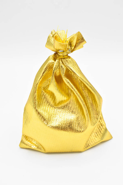 Bolso de tela de regalo dorado, bolsa de dinero o joyería, aislado sobre fondo blanco - Foto, Imagen