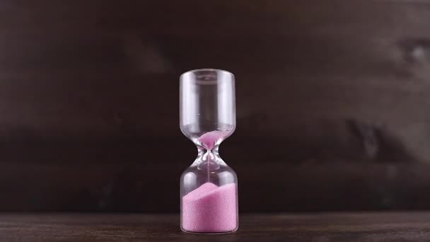 přesýpací hodiny s růžovým pískem - Záběry, video